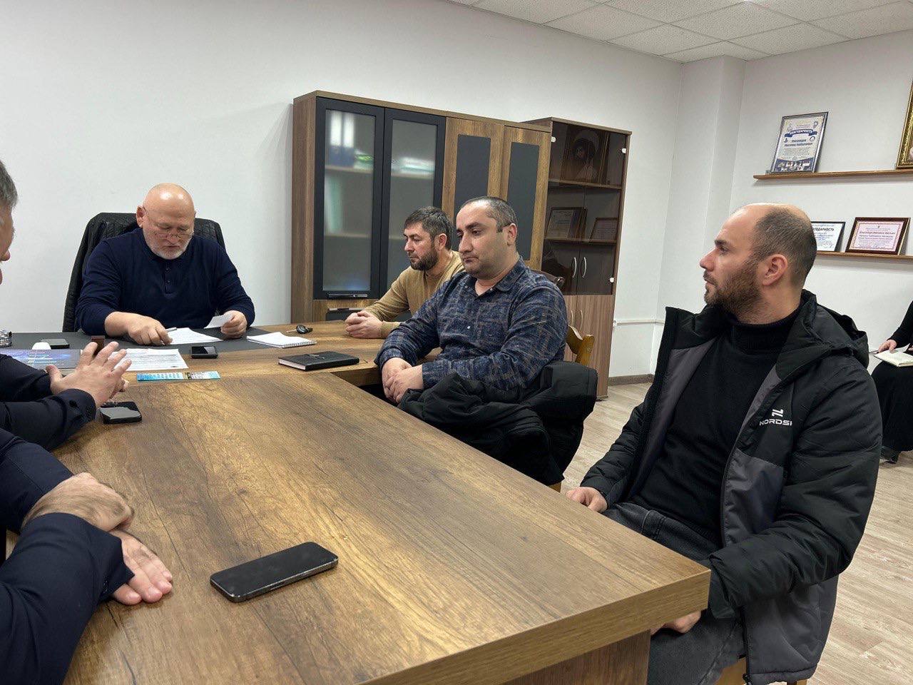 Глава  Унцукульского района Иса Магомедович провел совещание по урегулированию вопроса снижения напряжения электроэнергии.