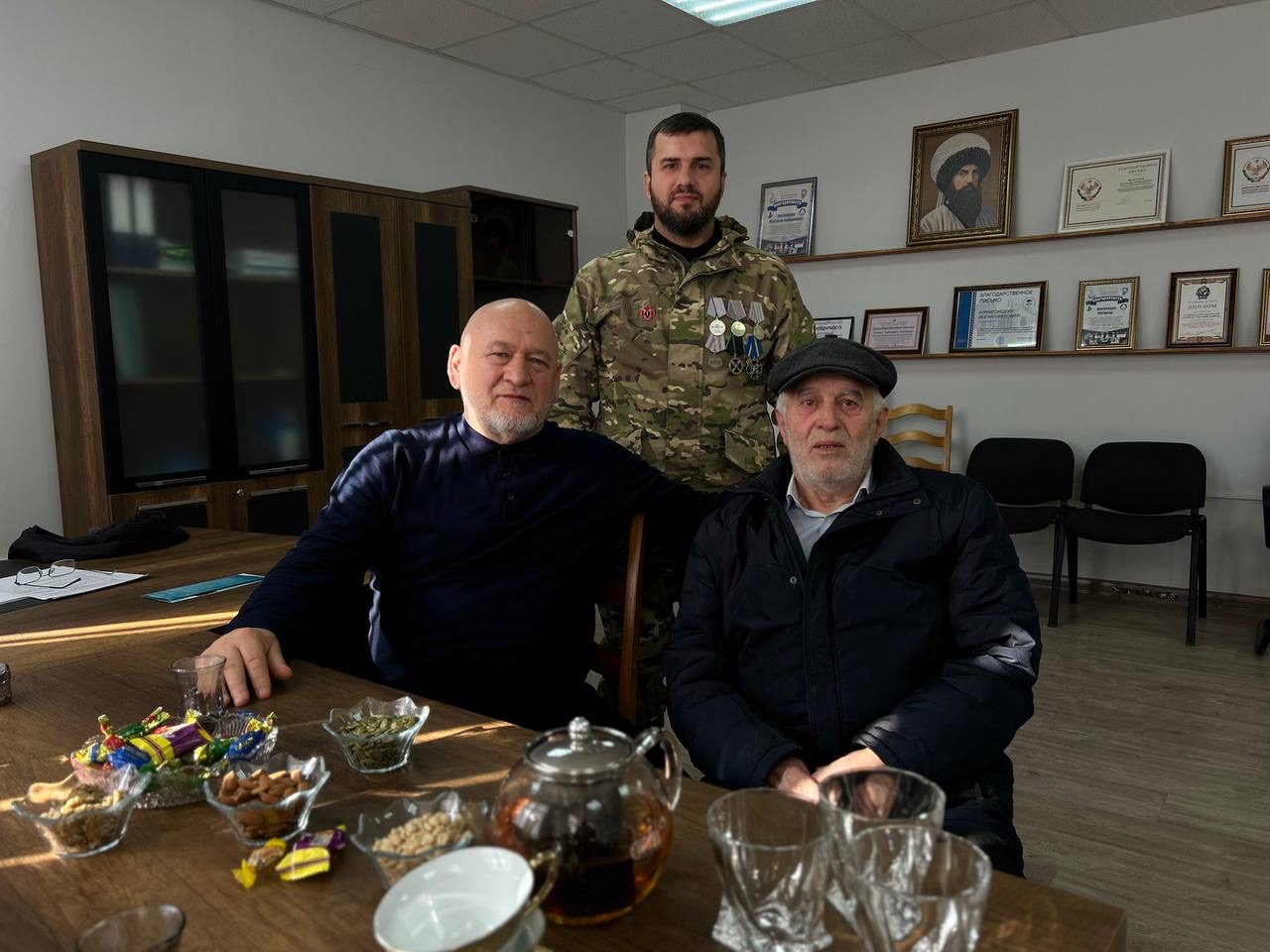 Глава Унцукульского района Иса Нурмагомедов встретился с участником СВО с Абдулой Гасановым.