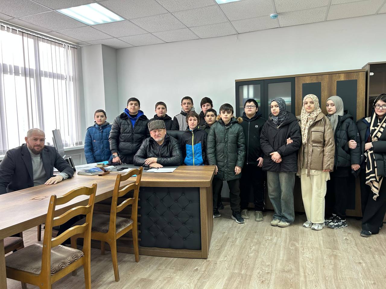 Для учащихся 8 класса Шамилькалинской СОШ организовали экскурсию по зданию администрации Унцукульского района.